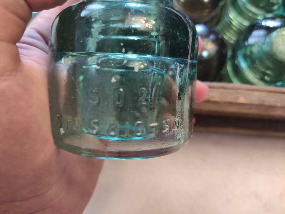 Izolatori vechi din sticla