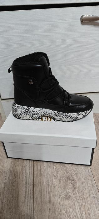 Зимние сапоги для девочек  проктически новые носили мало сапог натур