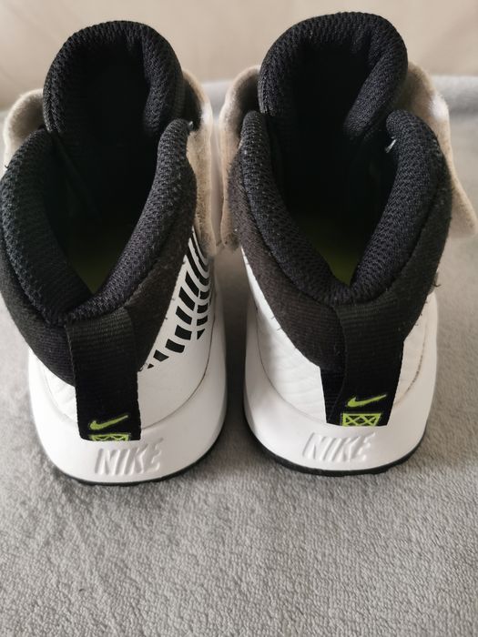 Pantofi sport Nike Teamhustle 30
