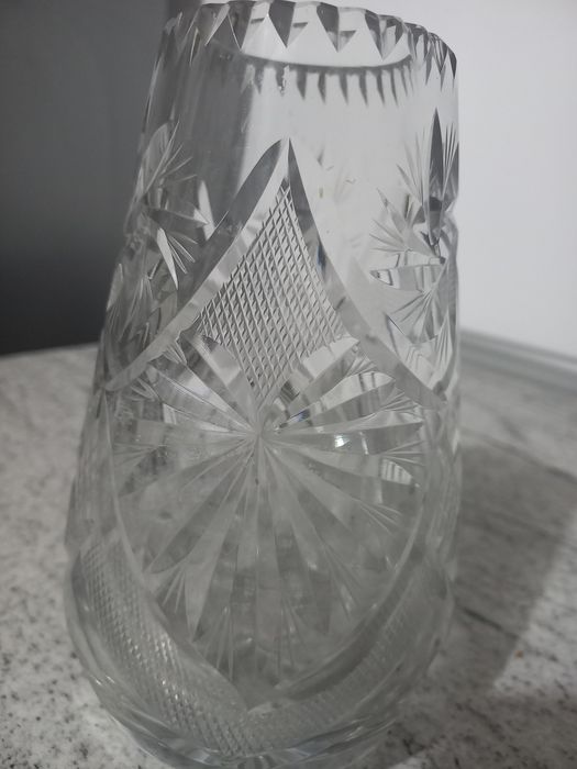 Vaza cristal autentic inaltime 17 cm deschidere 7 cm. Noua fara etiche