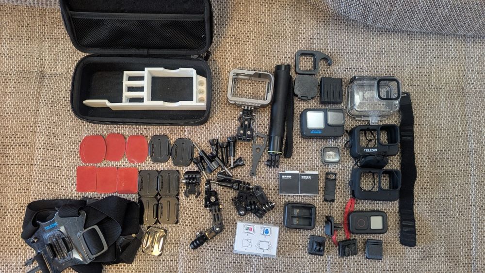 GoPro Hero 10 Black cu telecomanda si numeroase accesorii