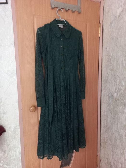Кружевное платье изумрудного цвета