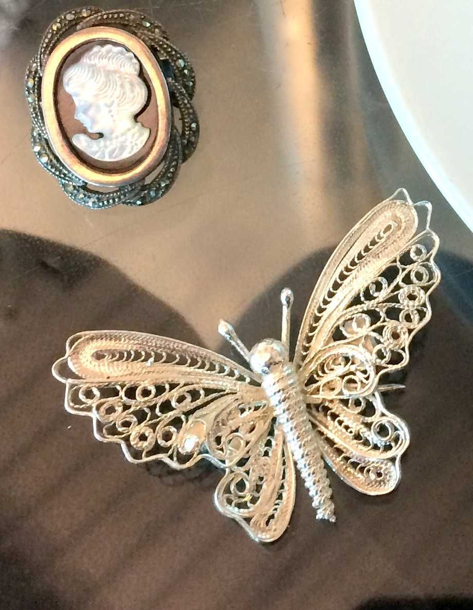 Broșă din argint, model fluture, lucrată manual în tehnica filigran