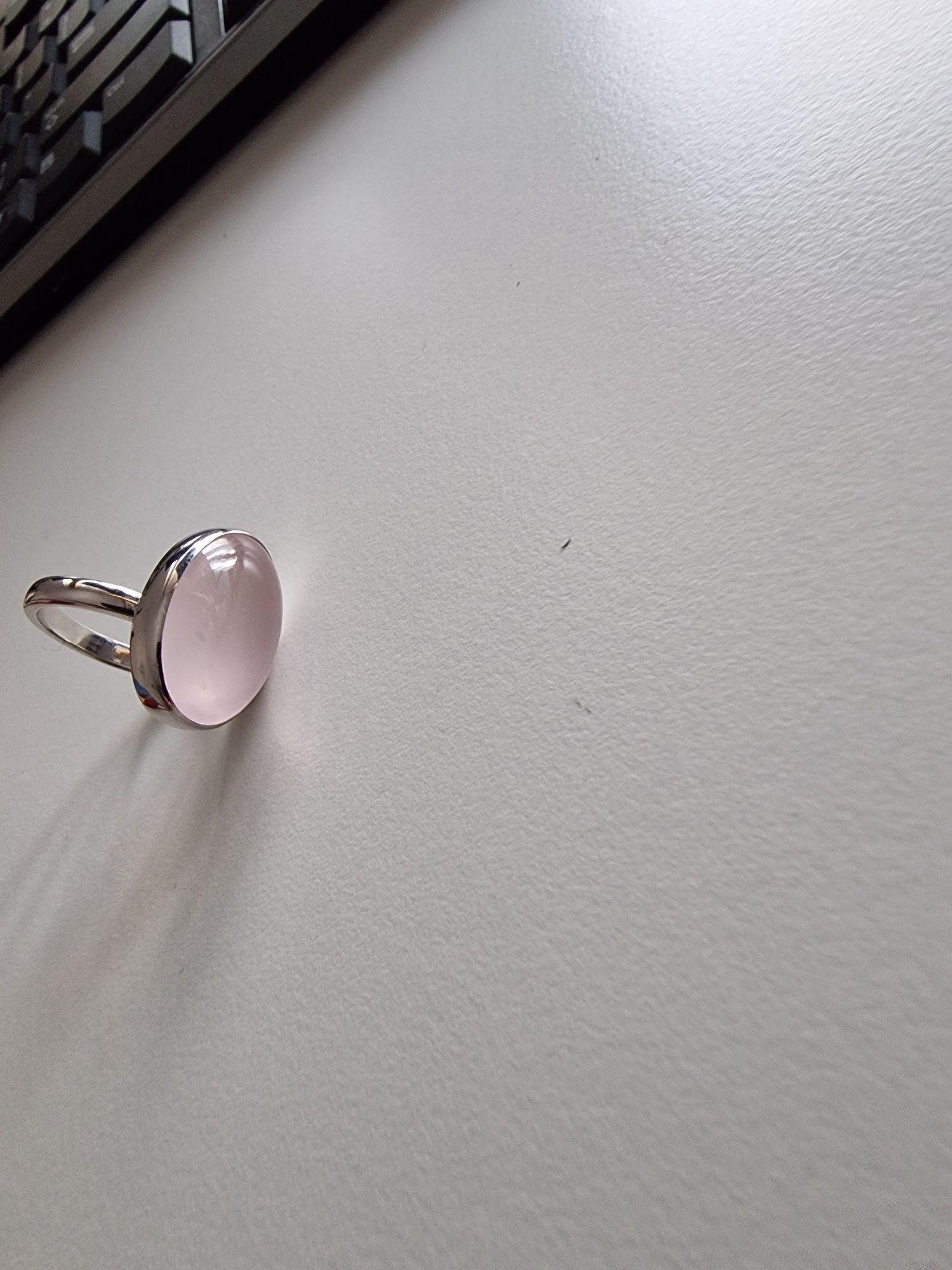Vand inel din argint, model deosebit, cu piatra mare cuarț.