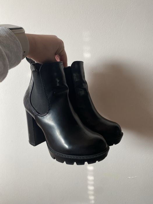 Черни боти на ток