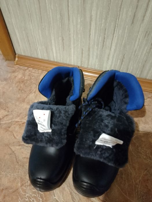 Продам рабочие ботинки.