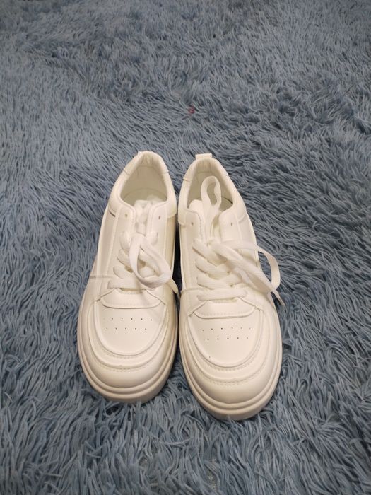 Продам женские кроссовки.