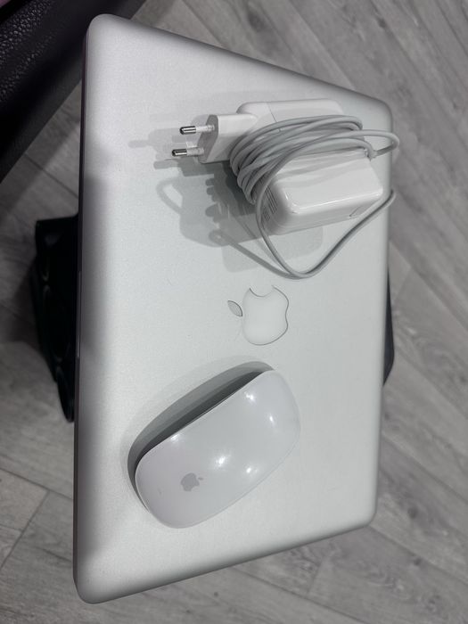 Мак бук 2011 года