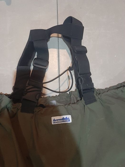 Pantaloni pescari , Cutii pescari sau unelte