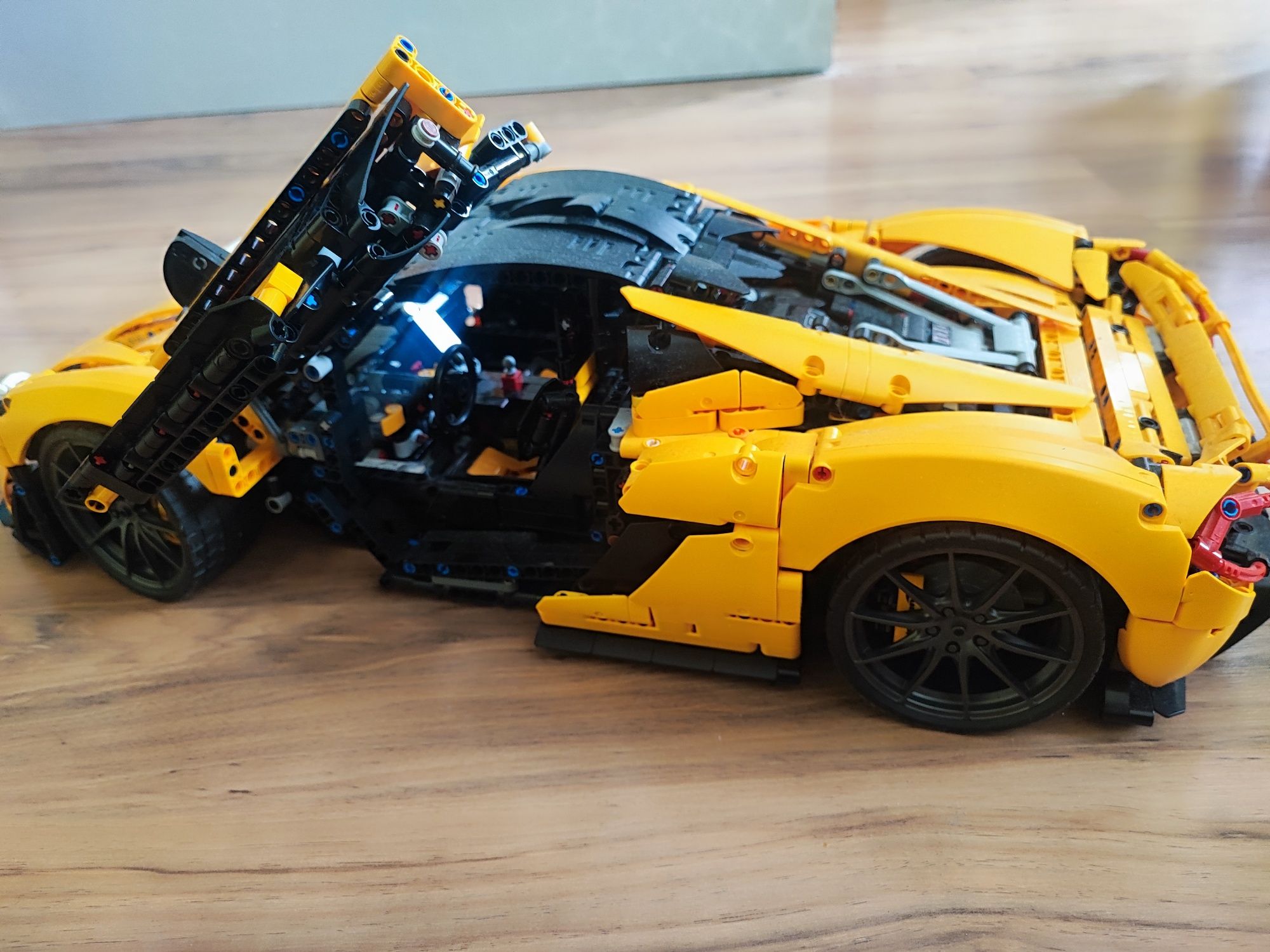 LEGO® Technic McLaren P1 ™ в мащаб 1:8