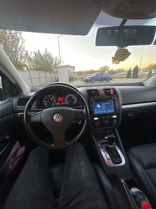 Vand sau schimb golf 5 cu suv