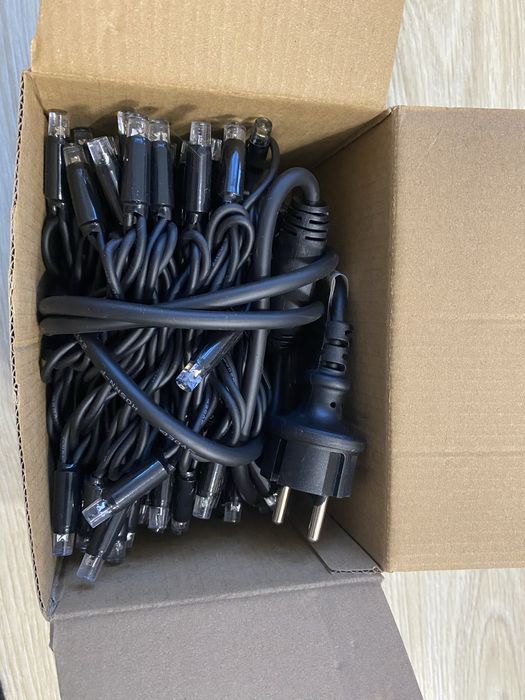 Коледни LED гирлянди 10 м – Топло жълта светлина с бял блиц