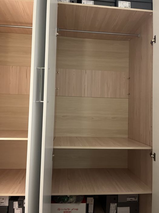 Срочно. Продается 4-дверный шкаф в отличном состоянии