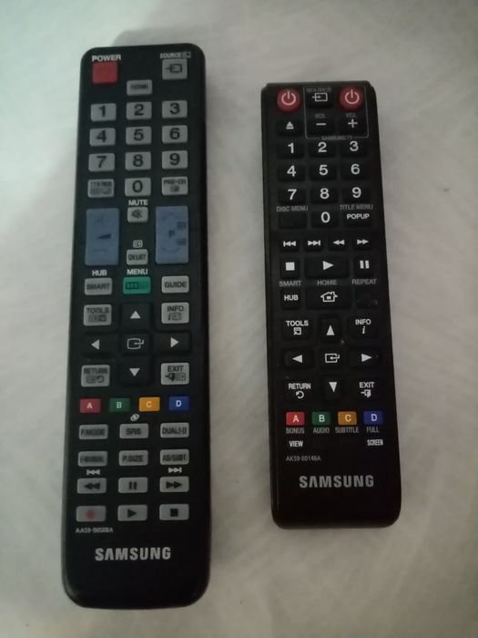 Пульт от Samsung, раздвижной стол, кровать, зеркало.