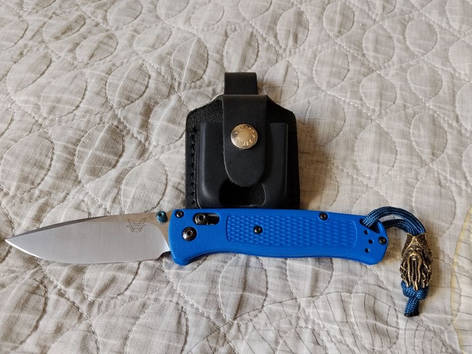 Кухонный нож для чистки овощей и фруктов.