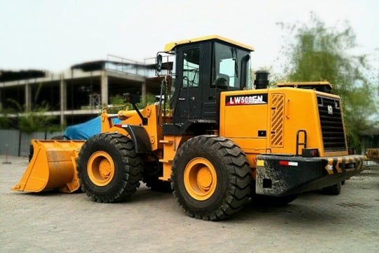 Вывоз мусора и снега услуги погрузчика 3х кубовый опытный оператор