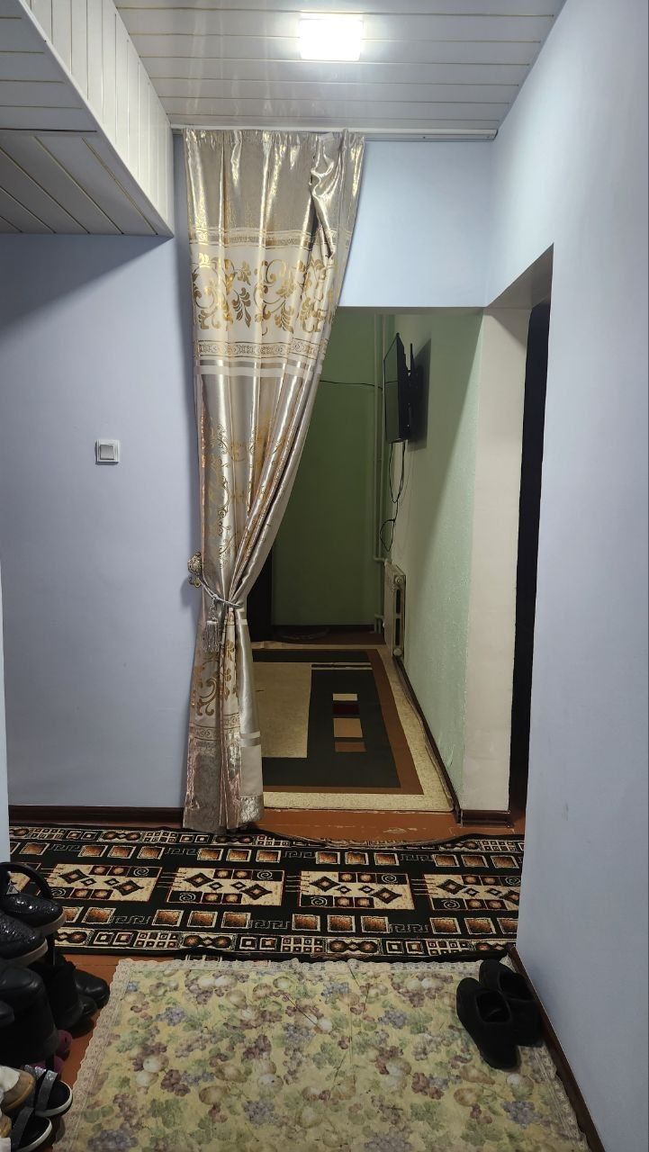 Срочна Ангрен шахри 5/3 дахасида жойлашган 3 хонали кв сотилади