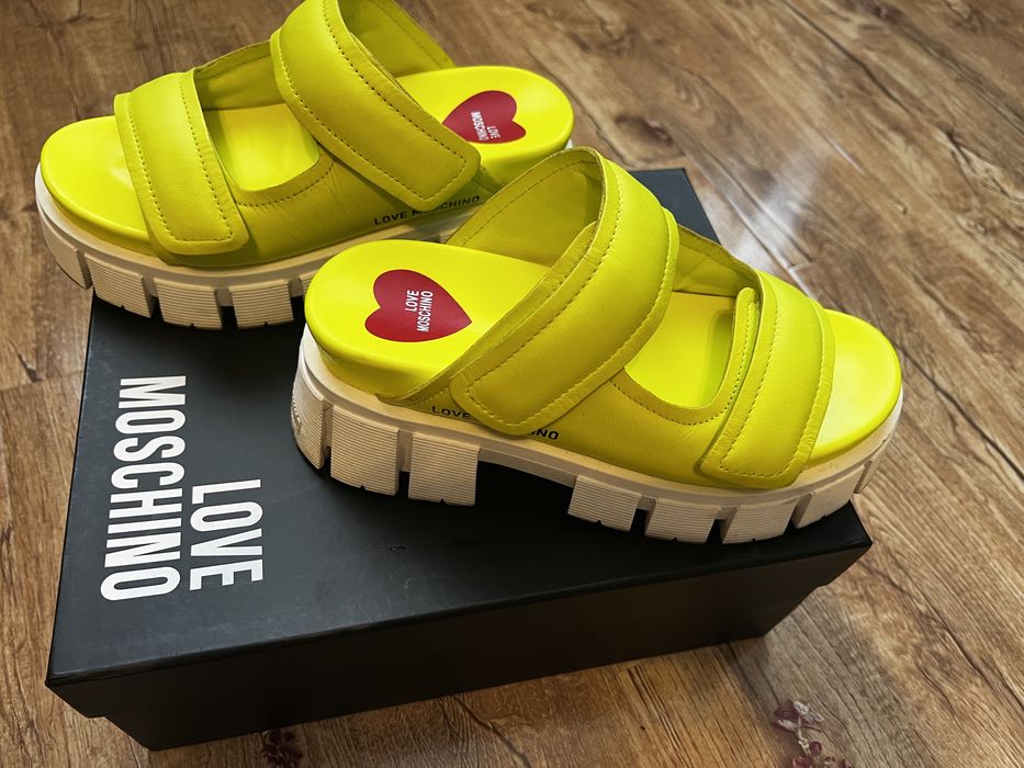 Saboti Love Moschino