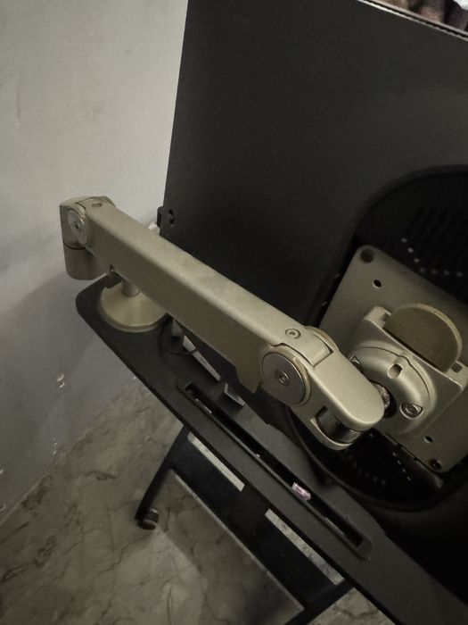 Brat monitor prindere birou humanscale