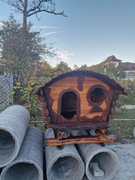 Coteț de câine rustic