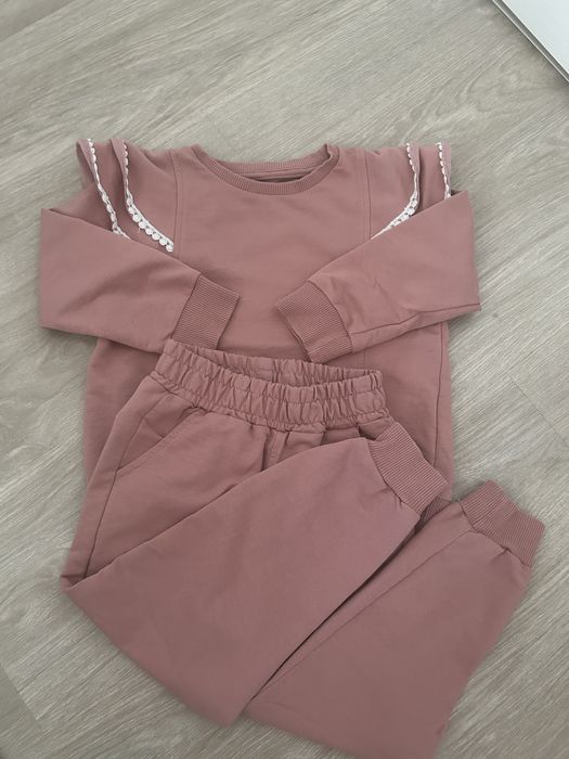 Compleu NOU marimea 3-4 ani