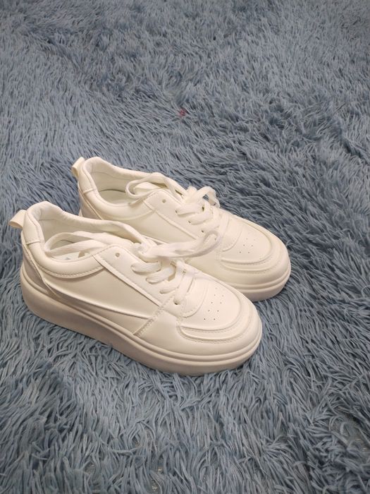 Продам женские кроссовки.