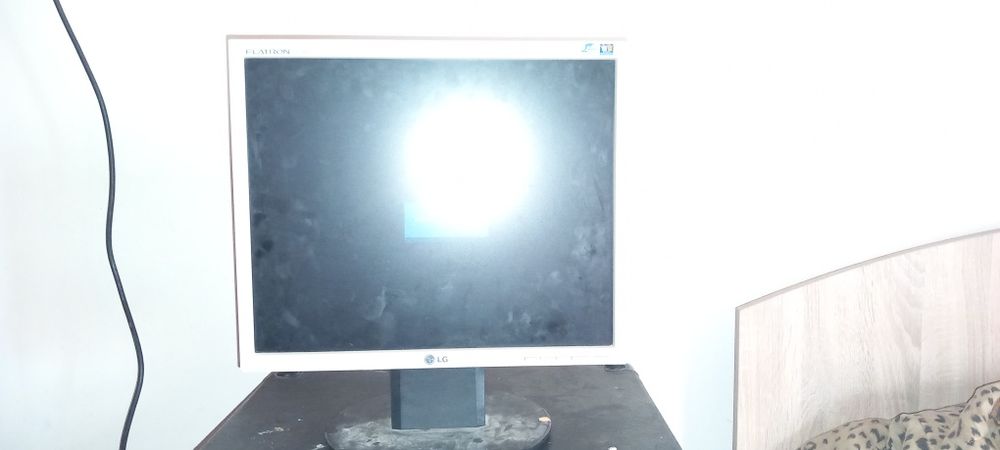 Vând doua pc  și un monitor