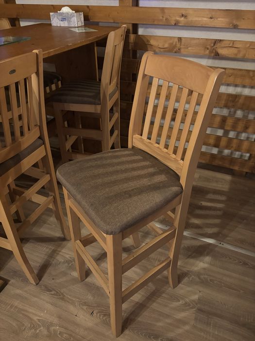 Vand set de 4 mese + 6 scaune înalte din lemn masiv!