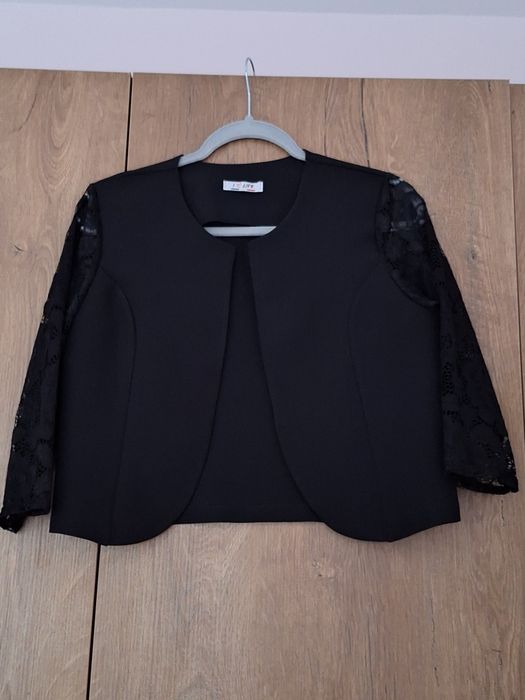 Късо сако с дантелени ръкави