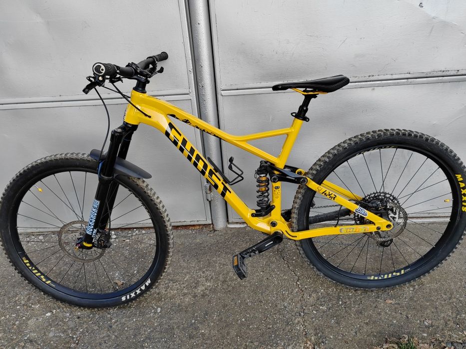 Bicicleta full suspension Ghost riot 2023 si un Ghost Slamr 4.9