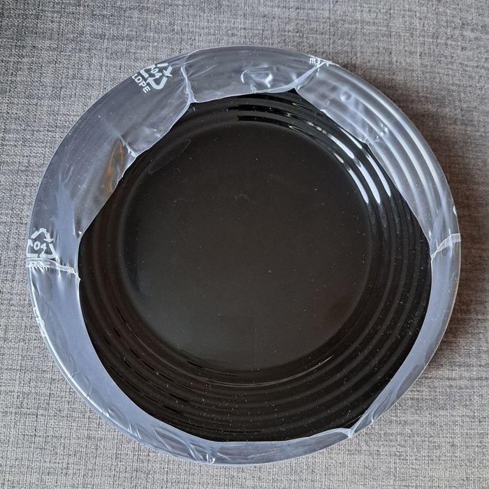 Чаши и чинии нови