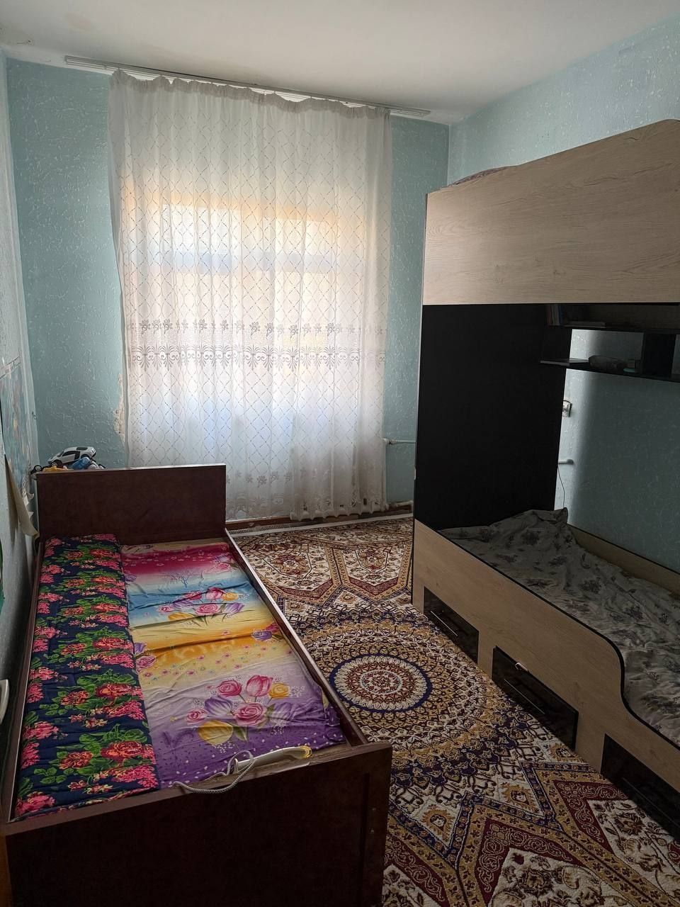 4хоналик квартира 4каватда сотилади, 6метрли балкони билан, шарк 1,одд