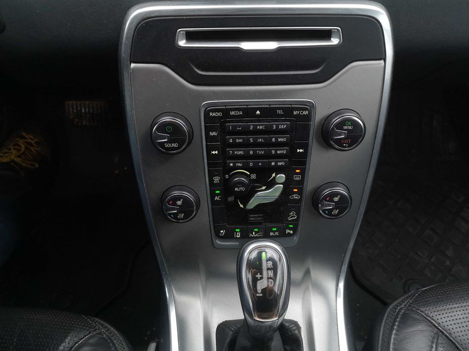 Volvo XC70 SUMMUM, 2,4 diesel, D5 euro 5,cutie automata, an 2012, 4x4