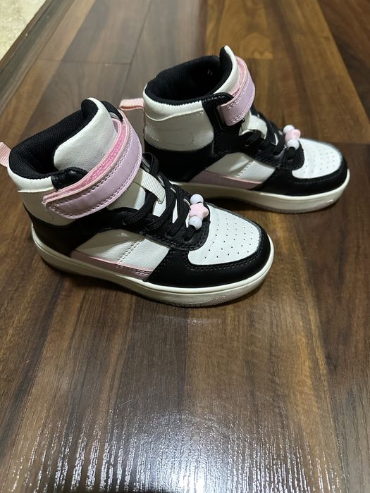 Продается обувь для девочек