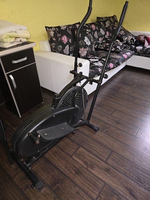 Ofer spre vânzare bicicleta eliptica