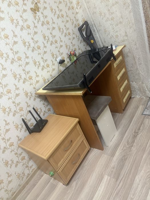 Продам стол и тумбочка