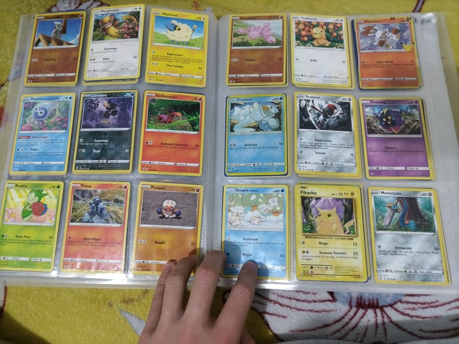 Vand cărți pokemon