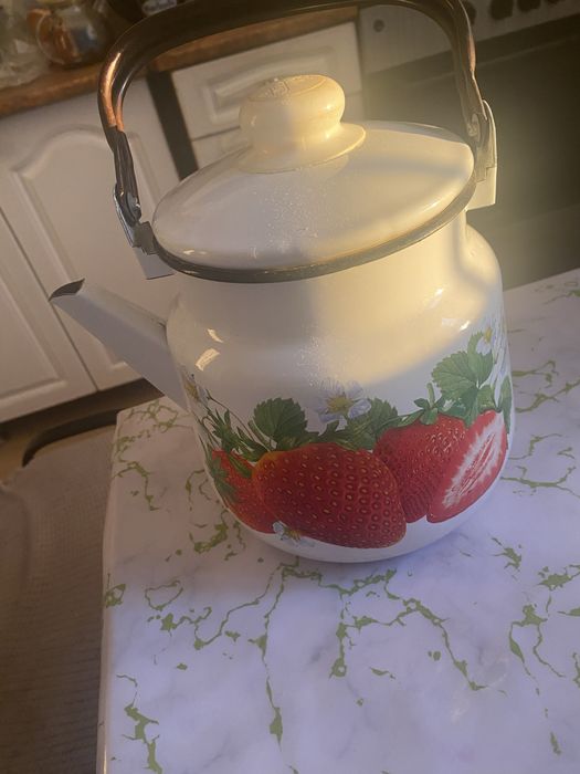 Продам чайник эмалированный