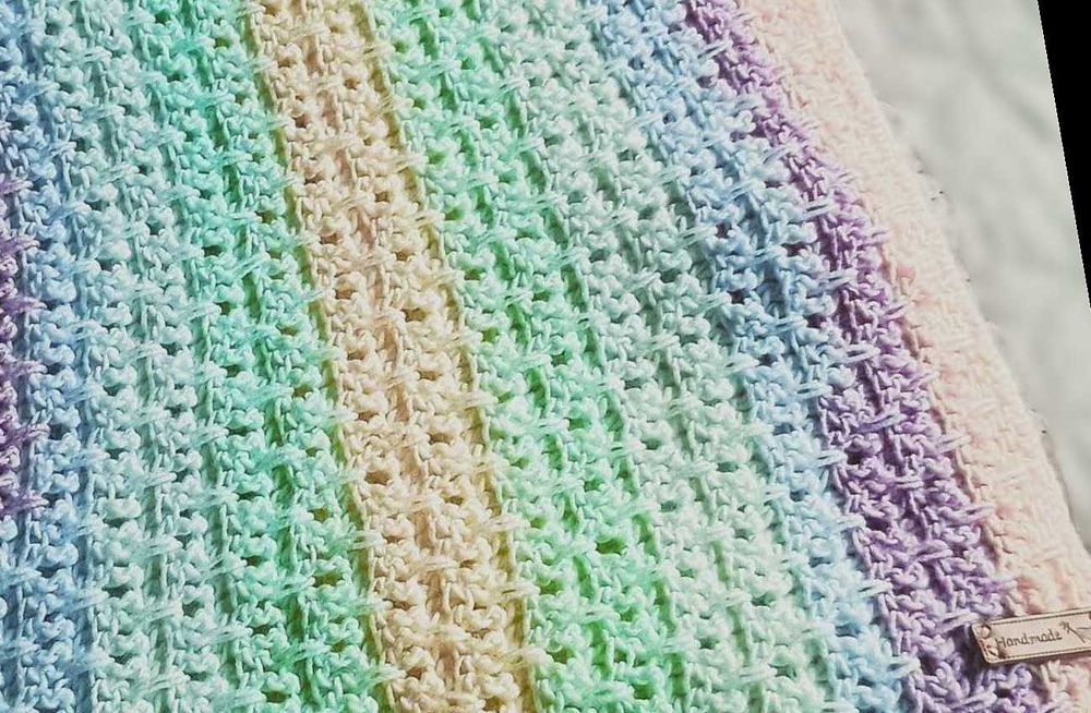 Топъл зимен шал плетен на една кука в пастелни цветове.