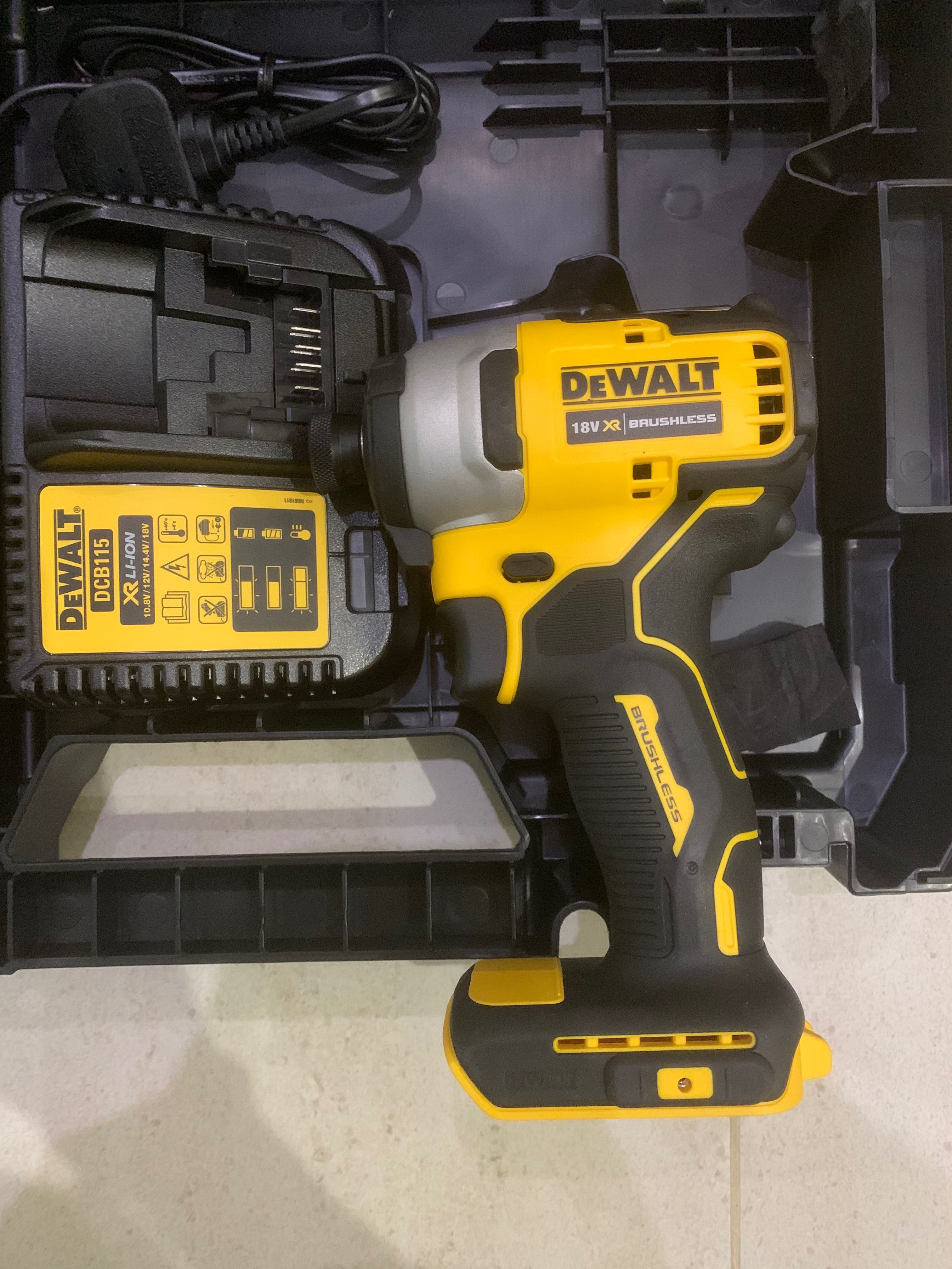 Винтоверт Dewalt DCF809