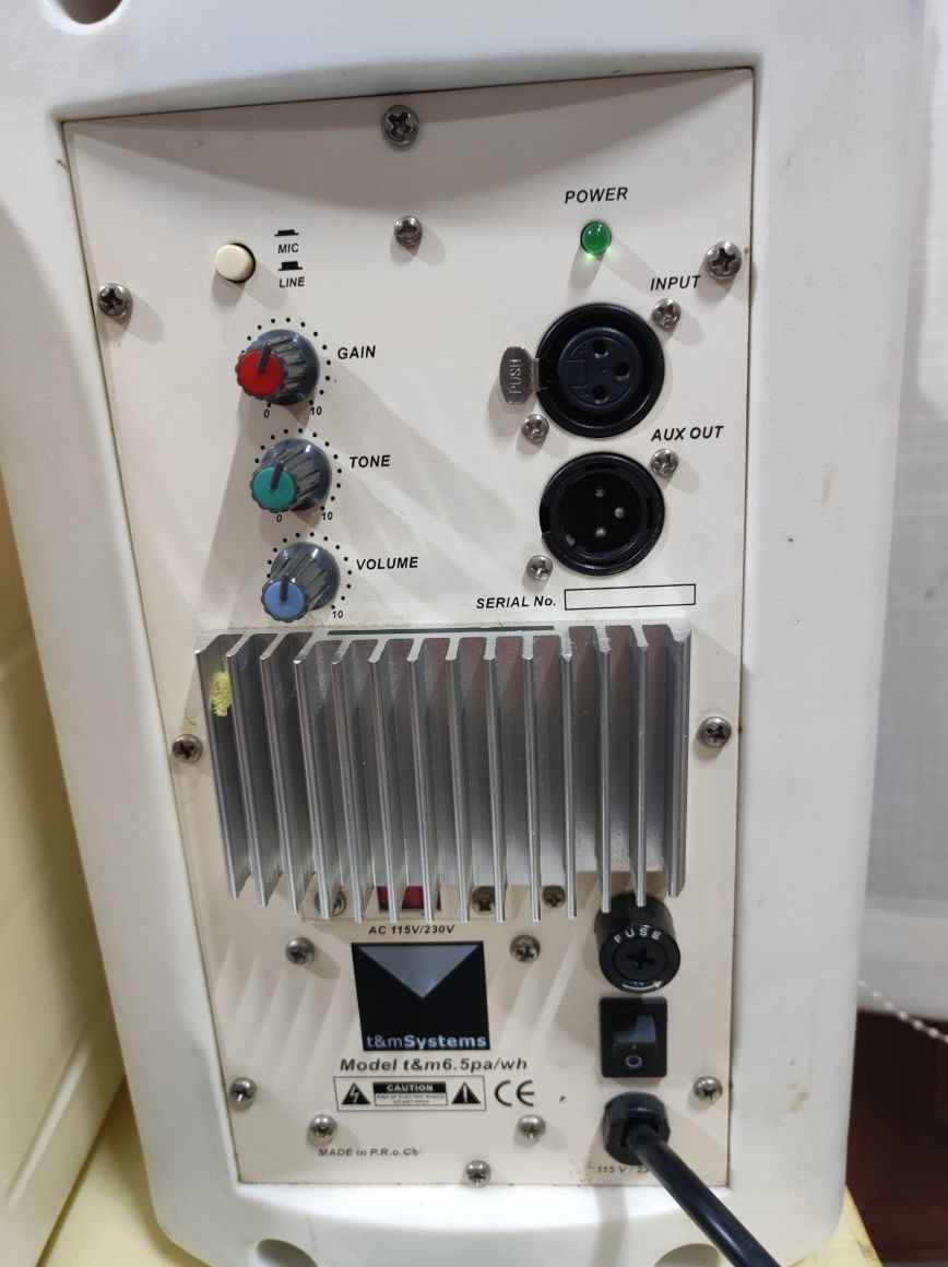 Boxe monitor active și mixer.