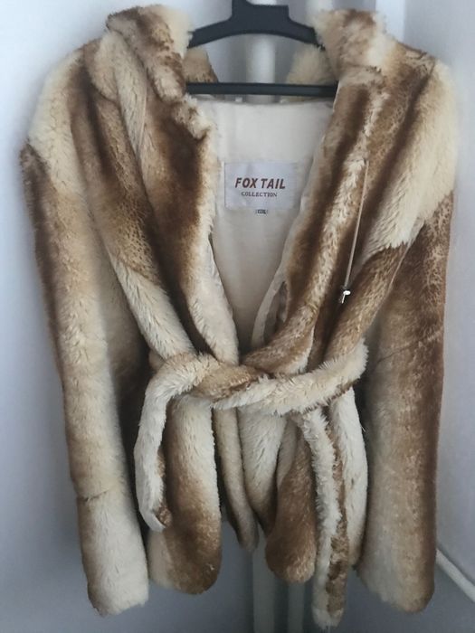 Vand haina de blana artificiala