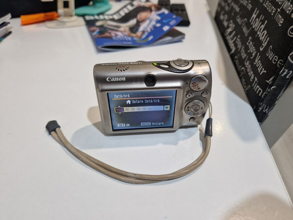 Camera foto digitala Canon cu dungi subțiri pe display