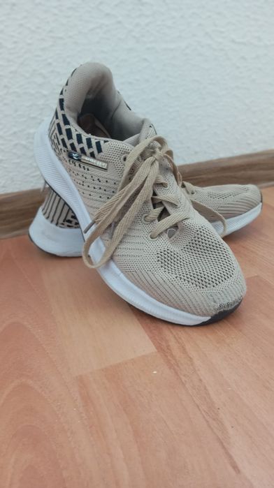 Бежевые летние кроссовки в сеточку