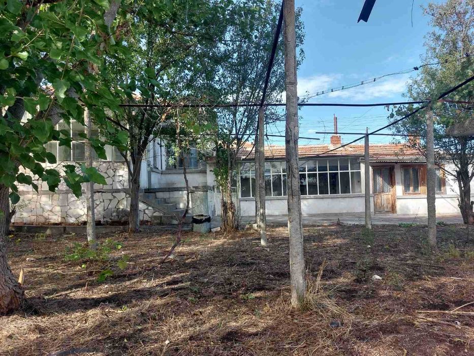 Къща с голям двор в оживено село близо до гр. Ямбол