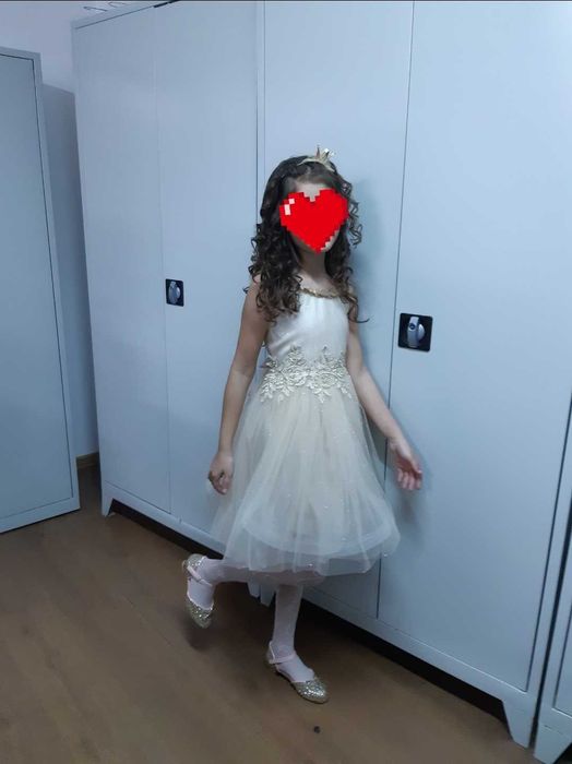 Rochiță elegantă aurie cu motive brodate, 8-9 ani