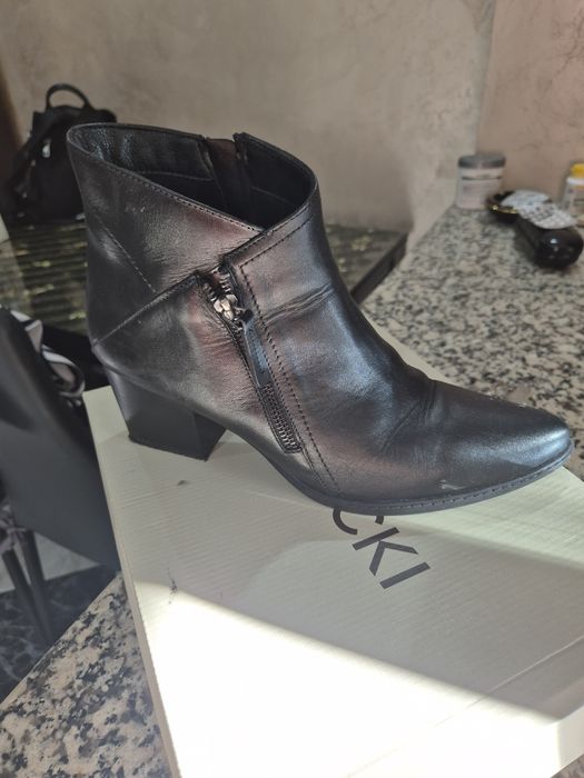 VIND GHETE DAMA NR 41 în stare foarte bună sunt din piele naturala.