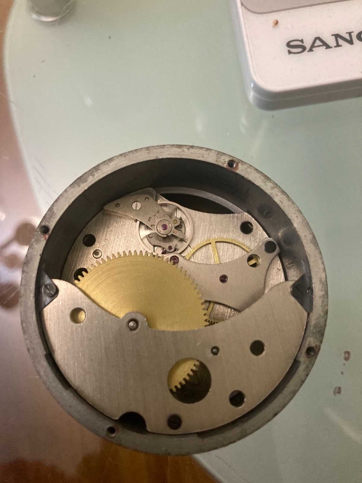 Механичен антикварен часовник