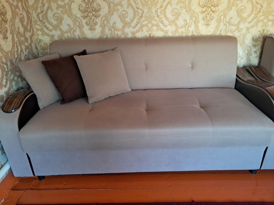 Диван в отлично состоянии для гостиной.Светло коричневый .150000 тенге