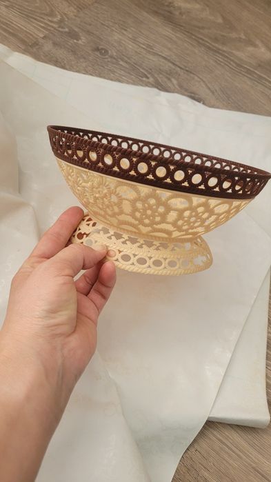 Хлебницу и скатерть клёнчатый за 500 тенге, Хлебница снизу чуток слома